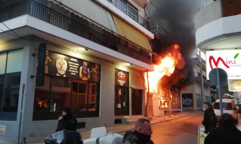 Μεγάλη φωτιά σε φανοποιείο στο Περιστέρι